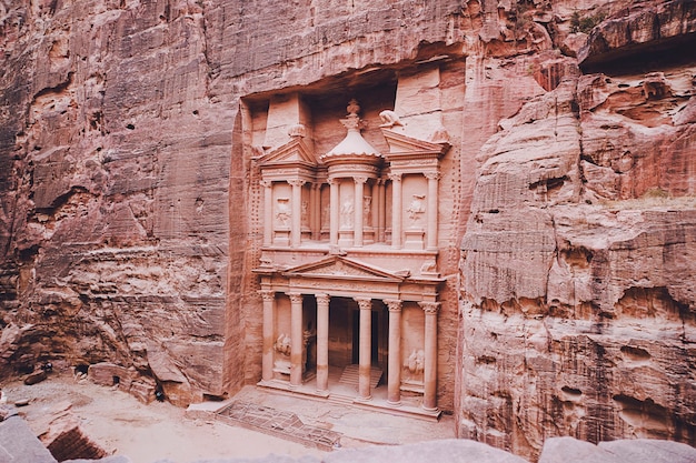 Alte Schatzkammer in Petra Jordan vom Siq aus gesehen. Ausblick von Oben. Hauptattraktion der verlorenen Stadt Petra in Jordanien. Der Tempel ist vollständig in den Fels gehauen. Antike alte Architektur