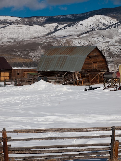 Alte Scheune auf dem Bauernhof in Colorado.