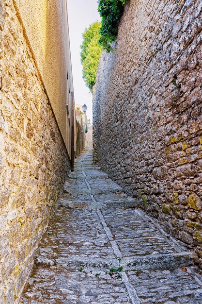 Alte schmale Straße in Erice, Insel Sizilien, Italien