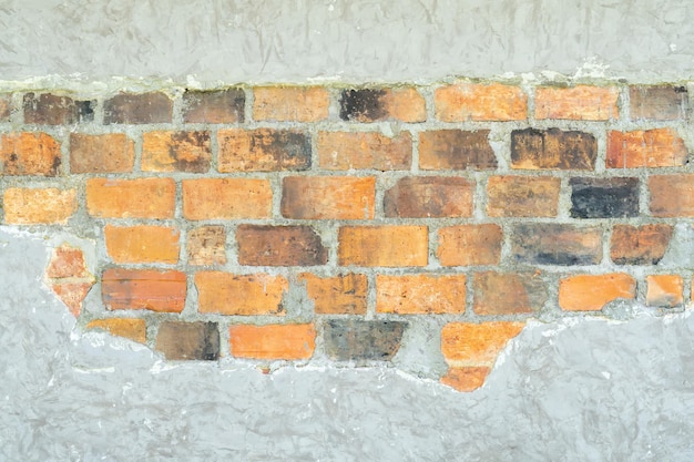 Foto alte schmutzige graue beton-hintergrundtextur mit orangefarbenen ziegelsteinen in der mitte, verwendet in dekorativen kunstwerken graue betonwandtextur oder ziegelsteinwand mit seltsamen mustern und streifen