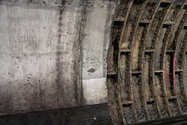 Alte schmutzige Wand in ungenutztem U-Bahn-Tunnel, abstrakter Grunge-Architekturhintergrund