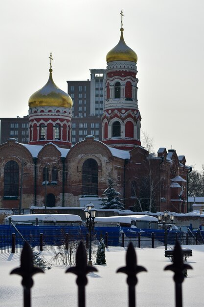 Alte schöne Kirche im Winter