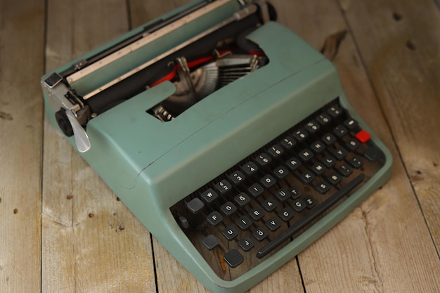 Foto alte schreibmaschine auf holzhintergrund