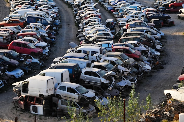 Foto alte schrottautos auf dem schrottplatz