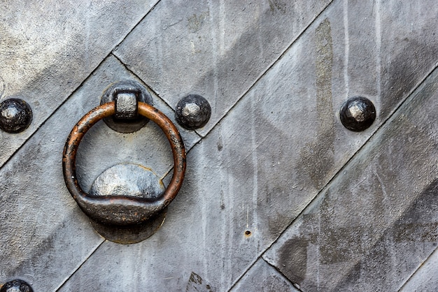 Foto alte schwarze metalltür im tempeltor mit ringklopfer