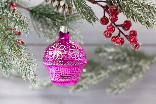 Alte sowjetische Dekoration auf dem Weihnachtsbaum Glasspielzeug Blumenkorb hautnah auf hellem Hintergrund