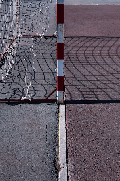 Alte Sportgeräte für Straßenfußballtore