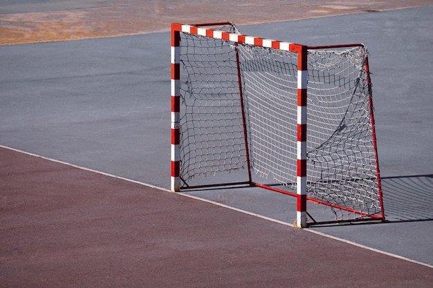 Alte Sportgeräte für Straßenfußballtore