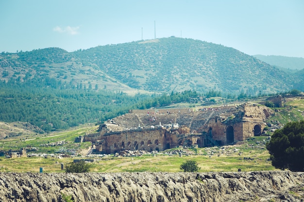 Alte Stadt von Hierapolis, Pamukkale, die Türkei. Die faszinierende und wunderschöne Schönheit der historischen Stätten ist hier. Hierapolis von Phrygia, Denizli, Türkei