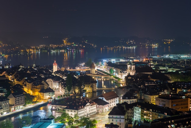 Alte Stadt von Luzern, hölzerne Kapellenbrücke, Steinwasserturm und Luzerner See, die Schweiz