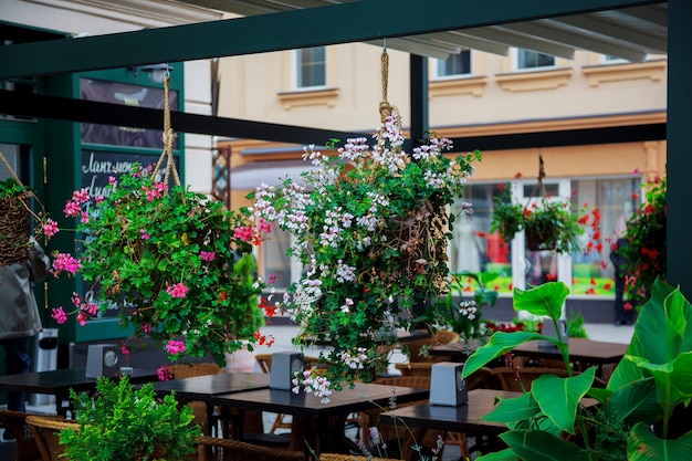 Alte Stadtcaféterrassentabellen in uzhhorod