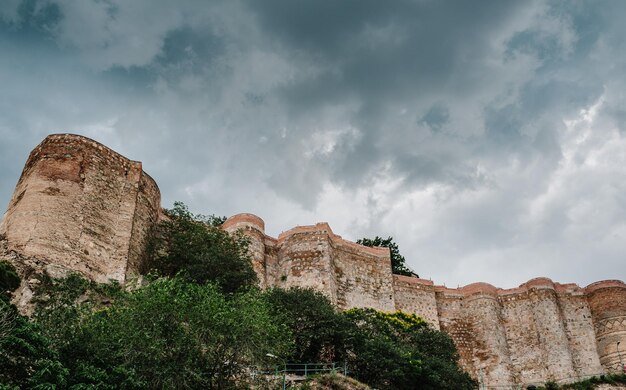 Alte Stadtmauer aus Steinen mit Türmen rund um eine Stadt Alte Festung Narikala in der Altstadt von Tiflis Georgien Kaukasus Architektur