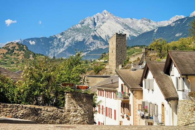 Alte Stadtstraße und Schloss Majorie in Sion, Kanton Wallis, Schweiz.