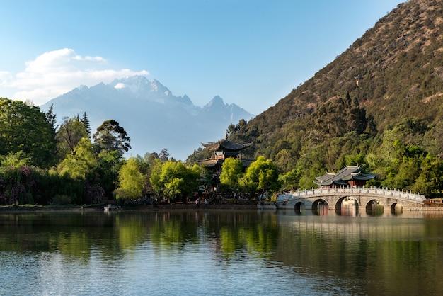 alte Stadtszene am schwarzen Drache-Pool-Park mit Jadedrachenberg im Hintergrund, Lijiang, China