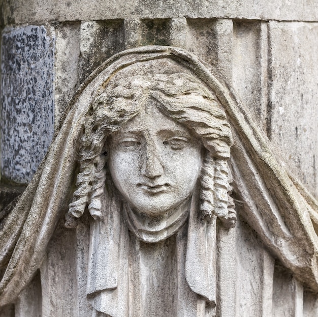 Alte Statue auf dem Grab auf dem Friedhof Lychakivskyj von Lemberg, Ukraine.