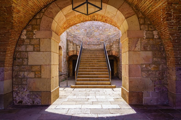 Alte Steinbögen und Treppe hinauf zur Esplanade der Burg Montjuic in Barcelona Spanien