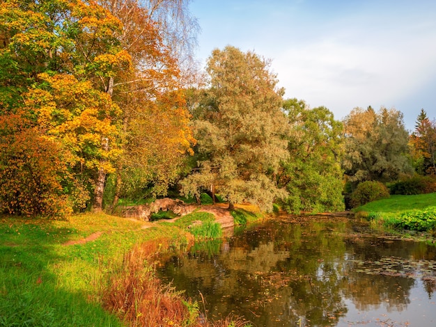 Alte Steinbrücke im Herbst Pavlovsky Park, Sankt Petersburg, Russland.