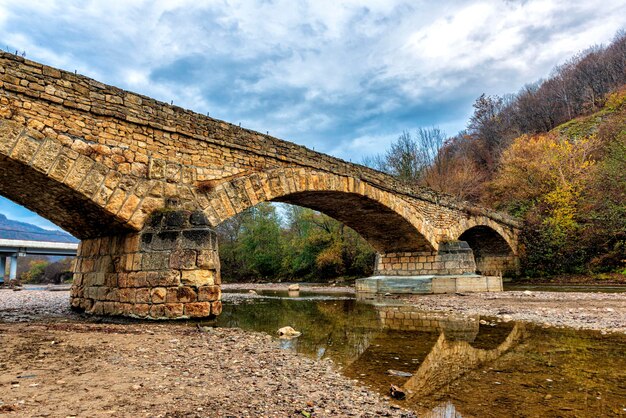 Alte Steinbrücke über den Fluss Dakh