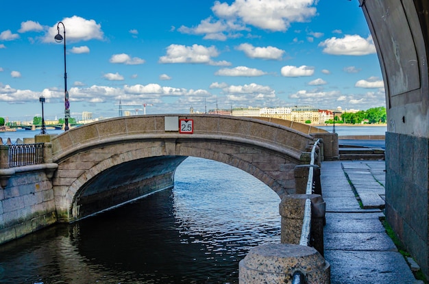 Alte Steinbrücke über den Flusskanal