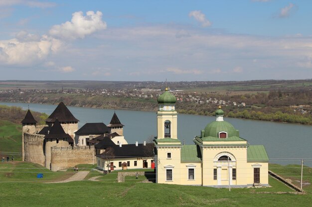 Alte Steinburg auf einem grünen Gebiet