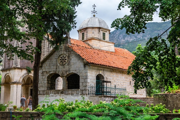 Foto alte steinkirche mit rotem ziegeldach in der nähe von bergen in der nähe von risana boca-kotor bay montenegro