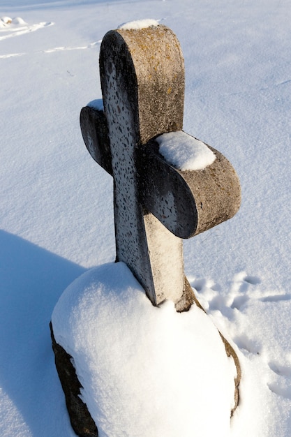 Alte Steinkreuze in der Wintersaison