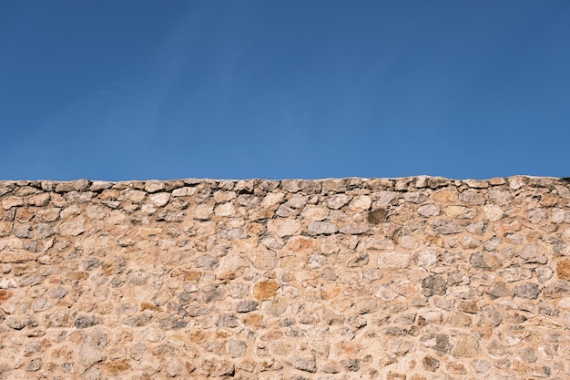 alte Steinmauer mit blauem Himmel