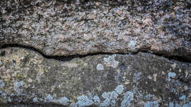 Alte Steinmauer mit einem Riss. Textur für Design