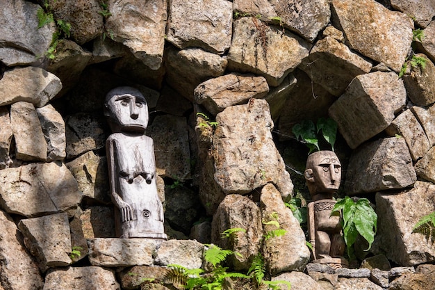 Alte Steinstatuen eingebettet in eine Wand in Bali Indonesien