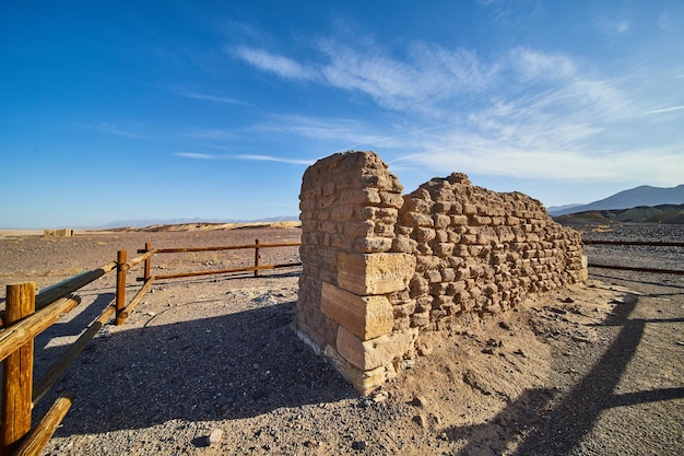 Alte Steinstruktur an historischer Stätte im Death Valley