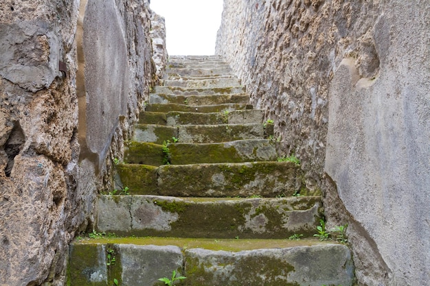 Alte Steintreppe in einem schäbigen Gebäude