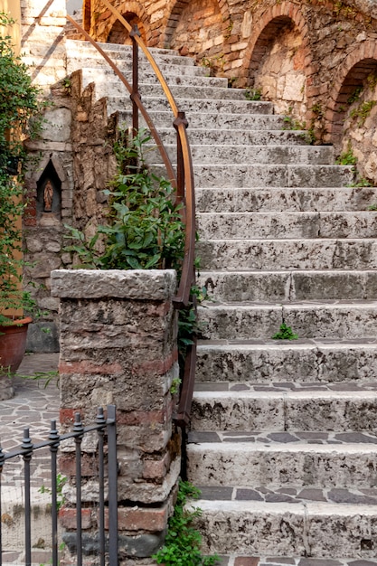 Alte Steintreppe mit Eisengeländer