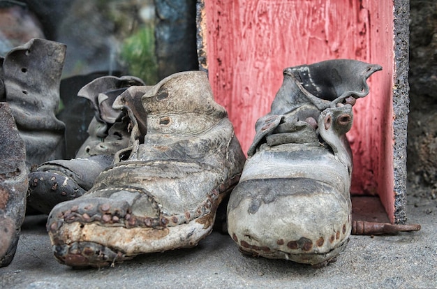 alte Stiefel an der Wand