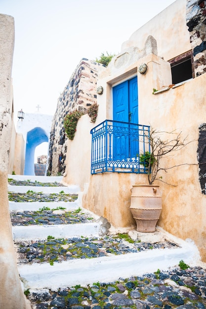 alte Straße im Dorf Pyrgos auf der Insel Santorini, Griechenland