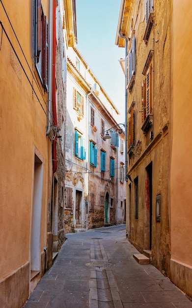 Alte Straße im historischen Stadtzentrum von Izola, Slowenien