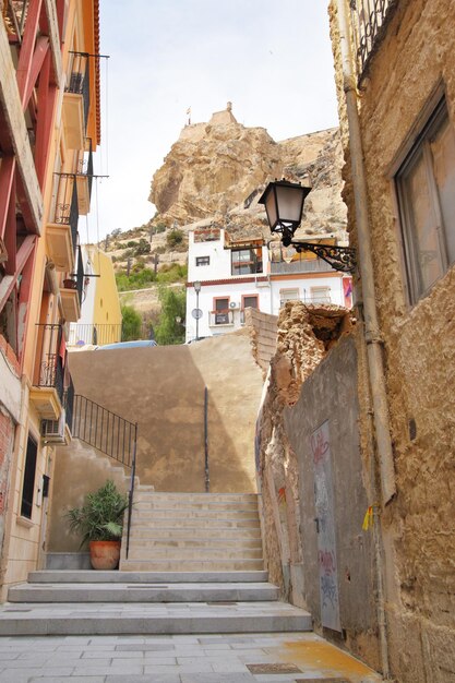 Alte Straße in Alicante, Spanien