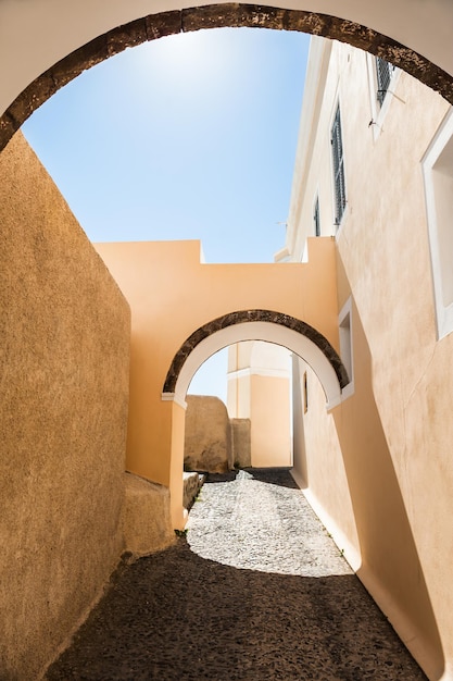 Alte Straße in Fira auf der Insel Santorini, Griechenland