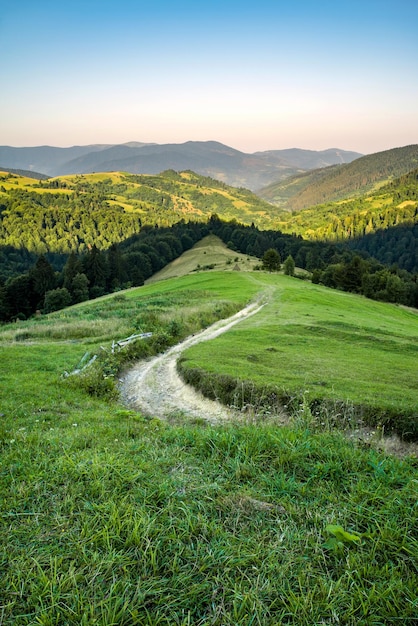 Alte Straße oben auf den Bergen schöne Waldlandschaft von Berggipfeln