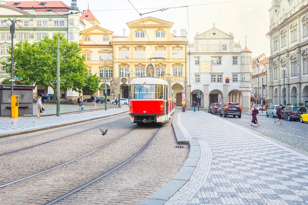 Alte Straßenbahnen auf dem Hauptplatz der Prager Mala Strana neben der St.-Nikolaus-Kirche, Prag, Tschechische Republik