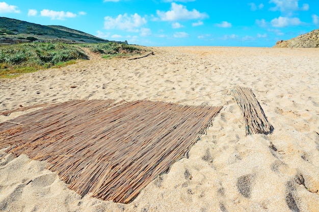 Alte Strohmatte auf dem Sand