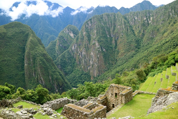 Alte Strukturen und landwirtschaftliche Terrassen auf Berghang von Machu Picchu Inca Citadel, Peru