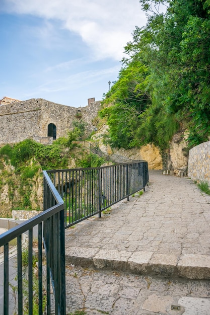 Alte Stufen führen in die Altstadt von Ulcinj Montenegro