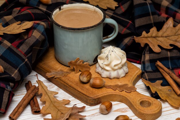 Alte Tasse Kaffee mit Kuchen und Dekorationen