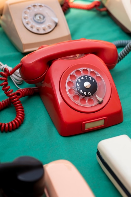 Foto alte telefone des hohen winkels am second-hand-markt