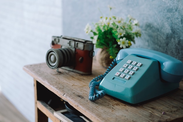 Alte Telefonkamera der Weinlese auf hölzernem Schreibtisch