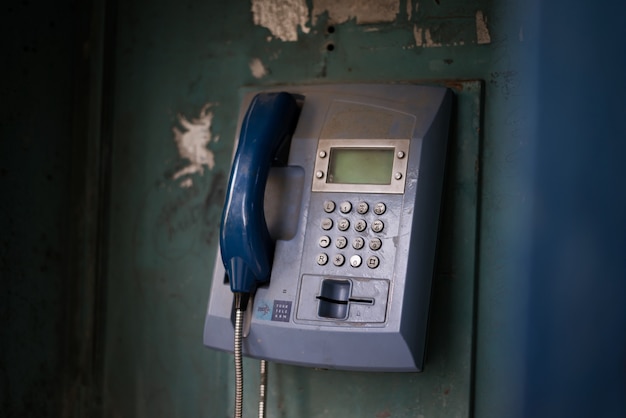 Alte Telefonzelle mit Blau