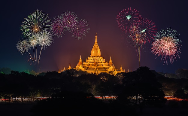 Alte Tempel in Bagan in der Nacht mit Feuerwerk, Myanmar