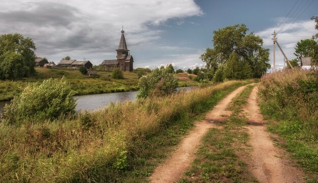 Alte traditionelle nördliche Kirche des Propheten Elias im russischen Dorf Saminsky Pogost, Region Wologda, Russland