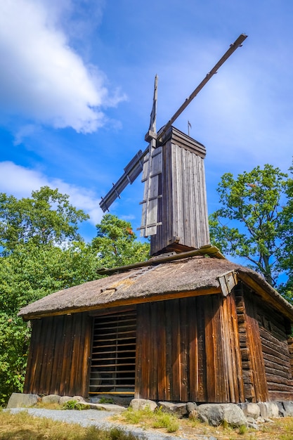 Alte traditionelle windmühle in stockholm, schweden