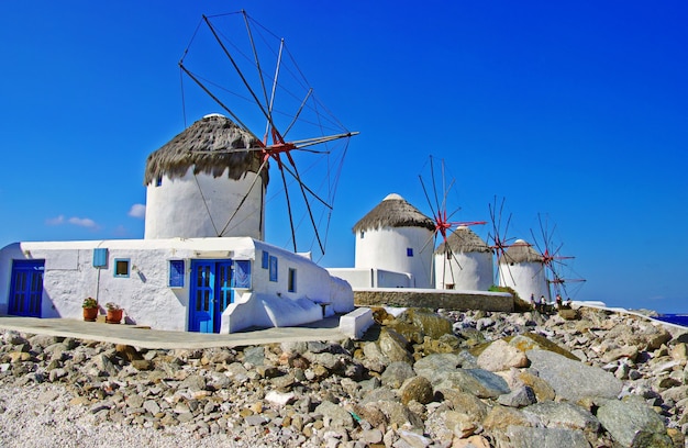 Alte traditionelle Windmühlen des sonnigen Mykonos